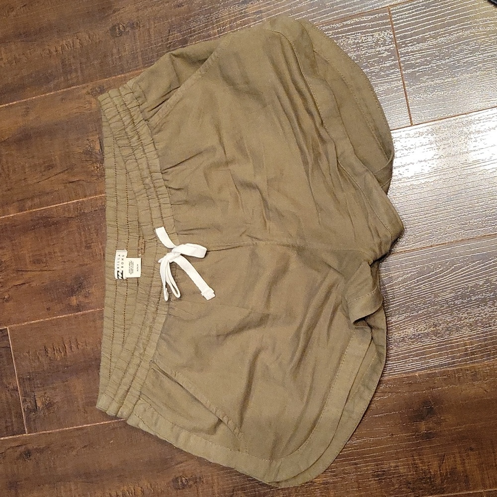 NWOT billabong green shorts